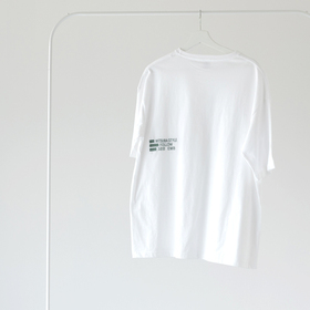 TシャツB