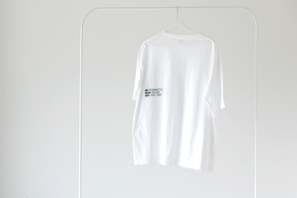 TシャツB